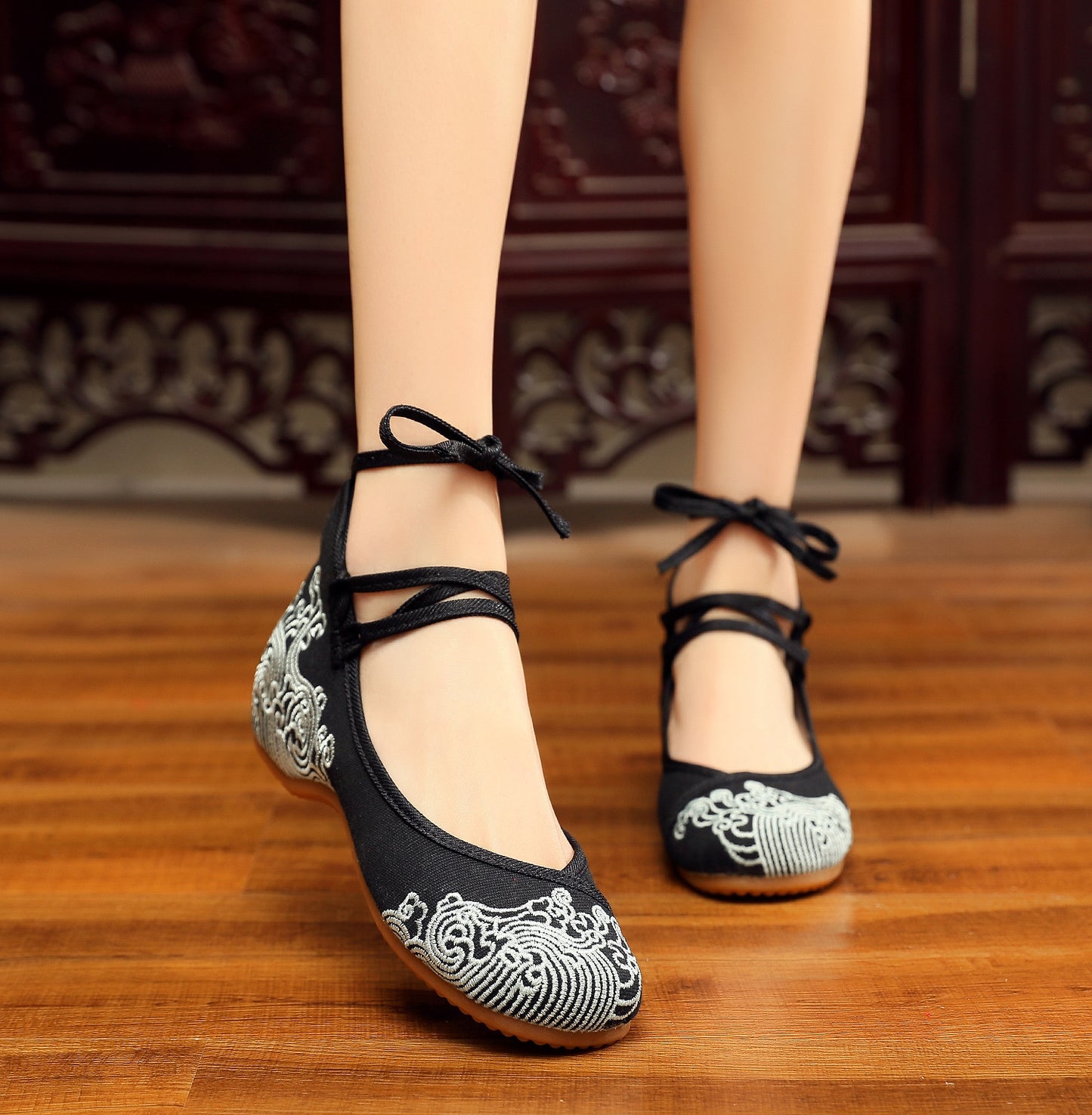 Retro Simple And Elegant Embroidered Cloth Shoes Soft Sole